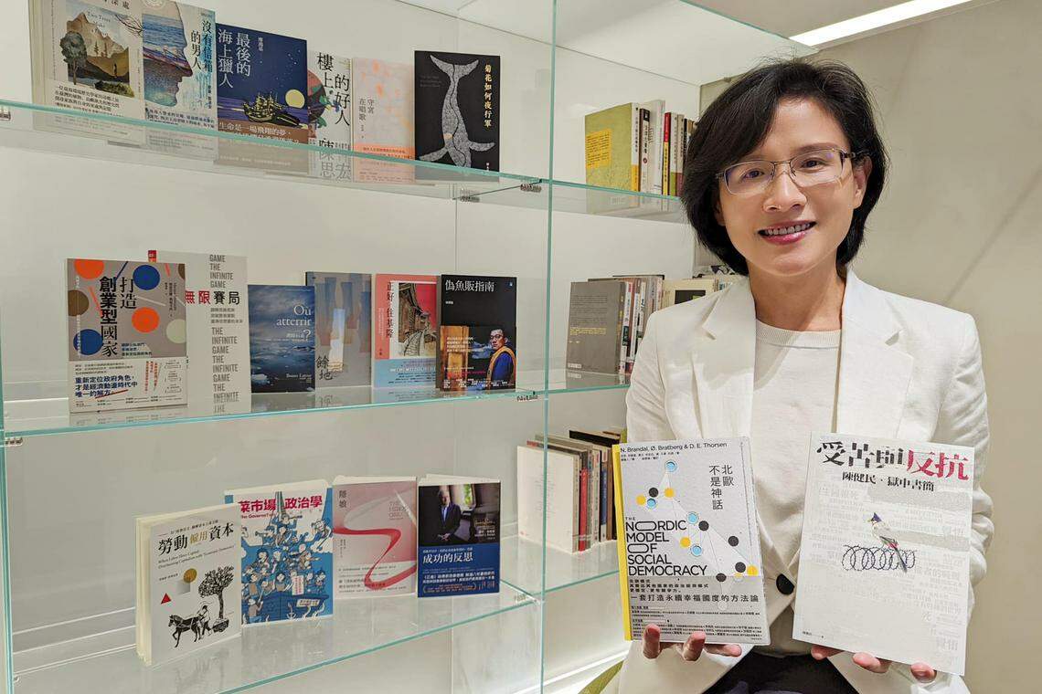 郑丽君毕业自台大哲学系,属于野百合世代,媒体用“理性、优雅、情感内敛”形容她。图为2022年的世界阅读日,郑丽君向通过脸书介绍书籍。(郑丽君脸书)