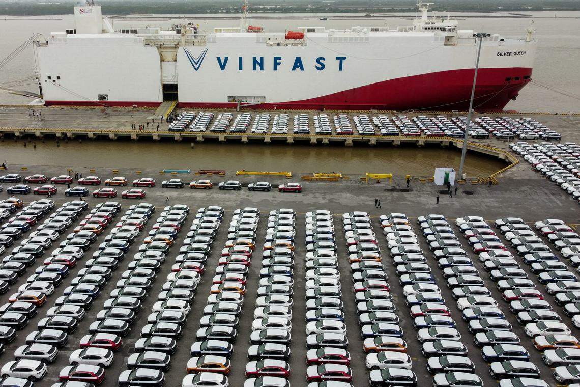 2022年11月25日,VinFast首批999辆电动汽车在海防上船,准备出口美国。(路透社)