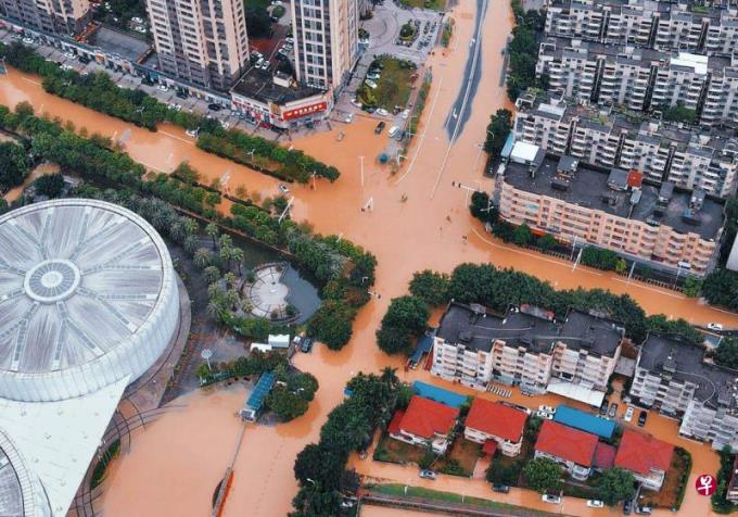 福建多地城区出现严重内涝 福州地铁停运