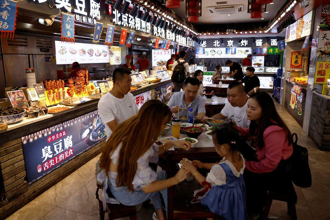 中国餐饮业在疫后逐渐复苏,但整体消费依然疲弱。(路透社)