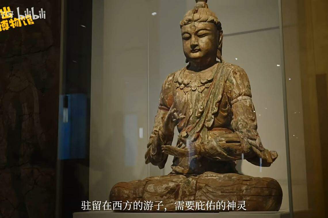 短剧中出现了十余件藏于大英博物馆的中国文物和它们的“家书”。图为大英博物馆一具木雕观音像。(《逃离大英博物馆》视频截屏)