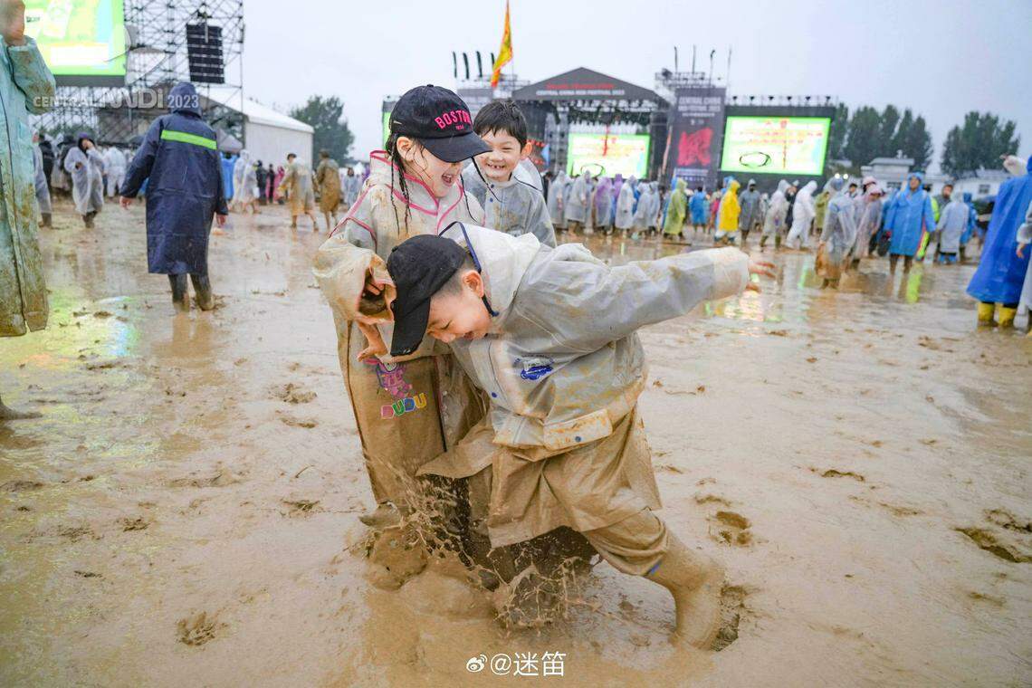 参与迷笛音乐节的乐迷们,并不在意下雨后形成的泥泞。(取自迷笛官方微博)