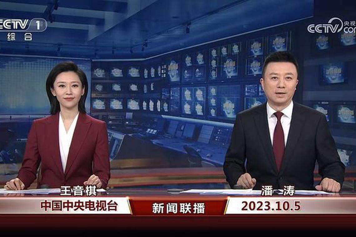《新闻联播》10月5日迎来首名90后主播王音棋(左)。(视频截图)