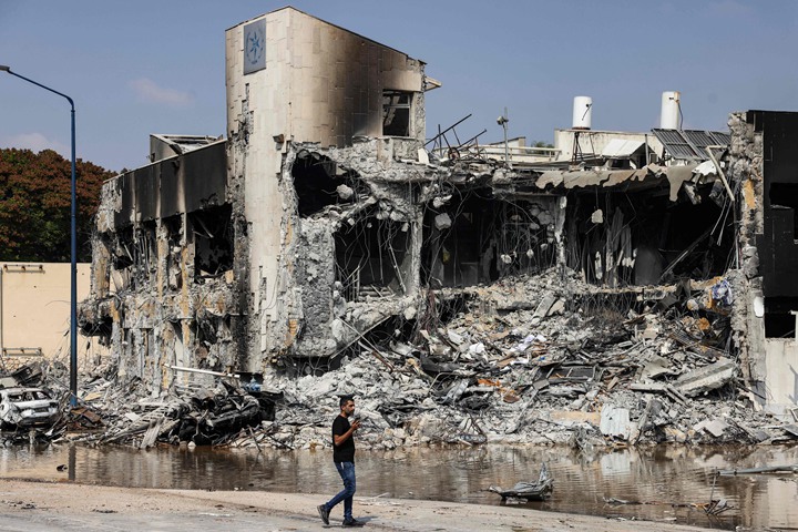 以色列南部城市斯德罗特(Sderot)的警察局是哈马斯首轮攻击的目标之一。哈马斯枪手占领了警局,以色列军人与之交火,警局最终被炸成废墟。(法新社)