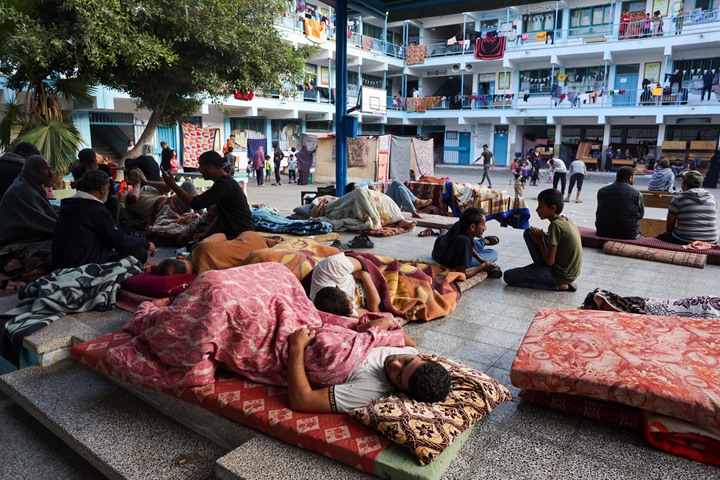 10月14日,在加沙南部靠近埃及边界的拉法市(Rafah),一所联合国学校临时充作难民营,让巴勒斯坦人躲避战火。(法新社)