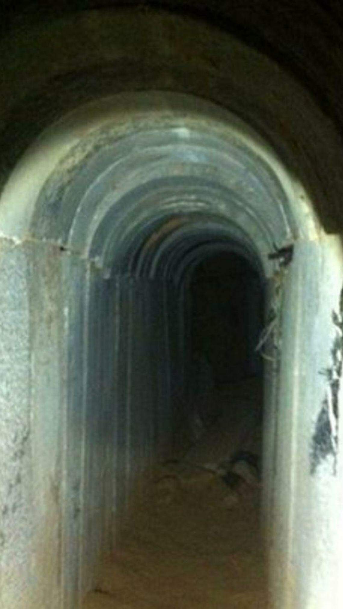 以色列军方预计,哈马斯在加沙地底深处挖通了大量秘道,以躲避敌军侦察和围剿;这是以军于2013年10月发现的其中一条地道。(以色列军方提供)