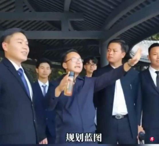 云南一学院学生模仿领导视察 校方:正确引导涉事同学