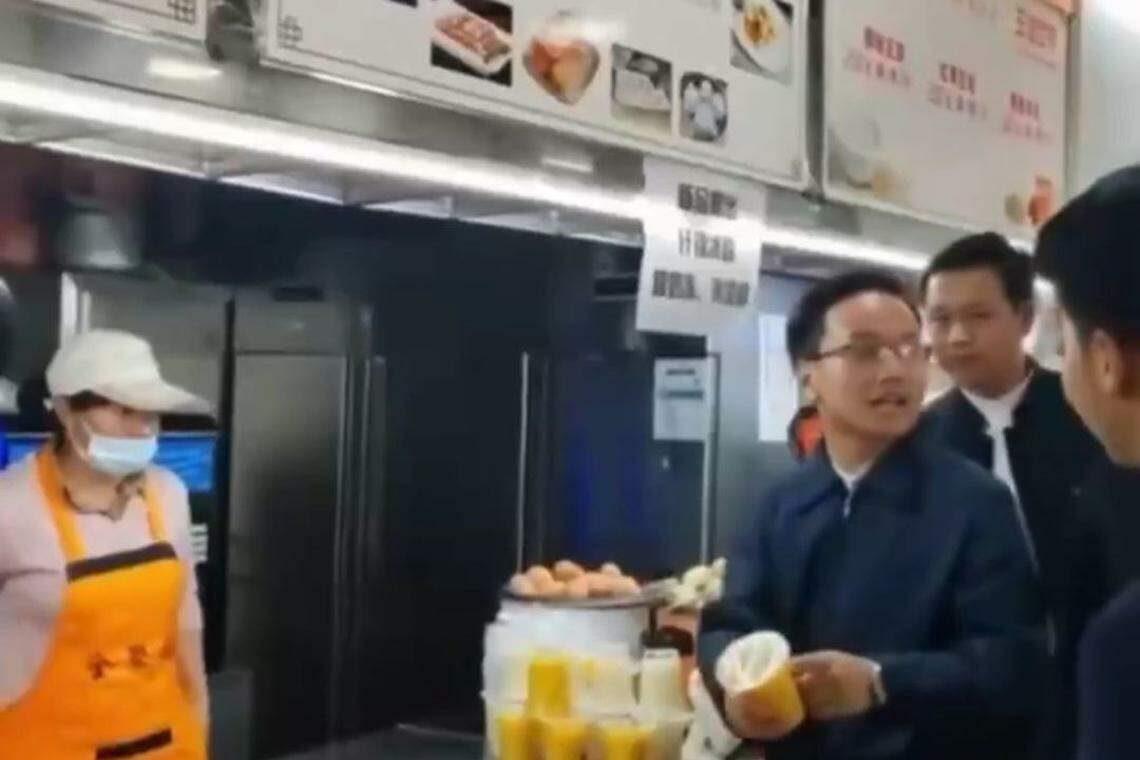学生模仿领导的样子视察学校食堂。(视频截图)