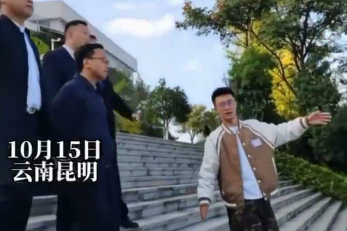 学生模仿领导进学校视察的样子。(视频截图)