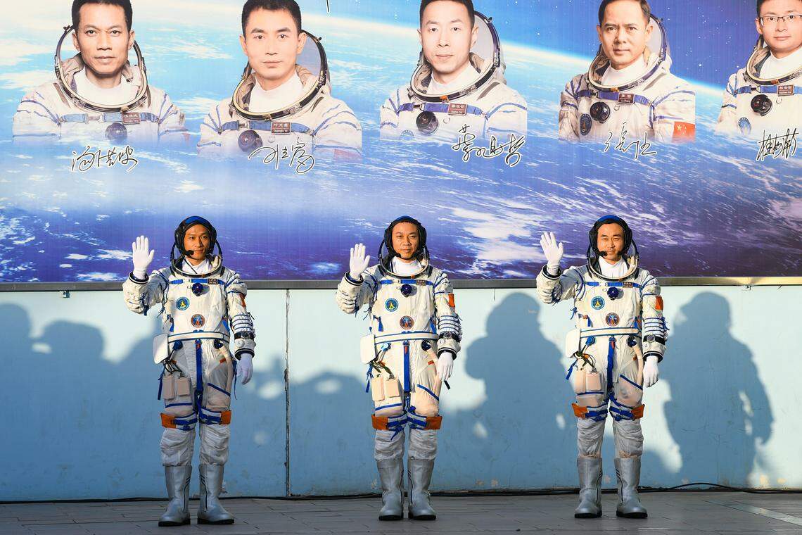 神舟十七号载人飞行任务航天员乘组(左起)江新林、汤洪波、唐胜杰、星期四早上在酒泉卫星发射中心问天阁圆梦园广场出席出征仪式。(中新社)