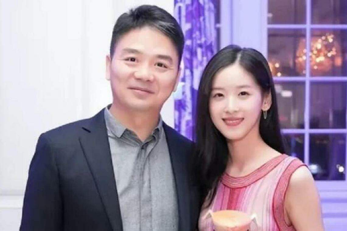 京东股价一蹶不振,创始人刘强东(左)、章泽天夫妇的身家也大幅缩水。(互联网)