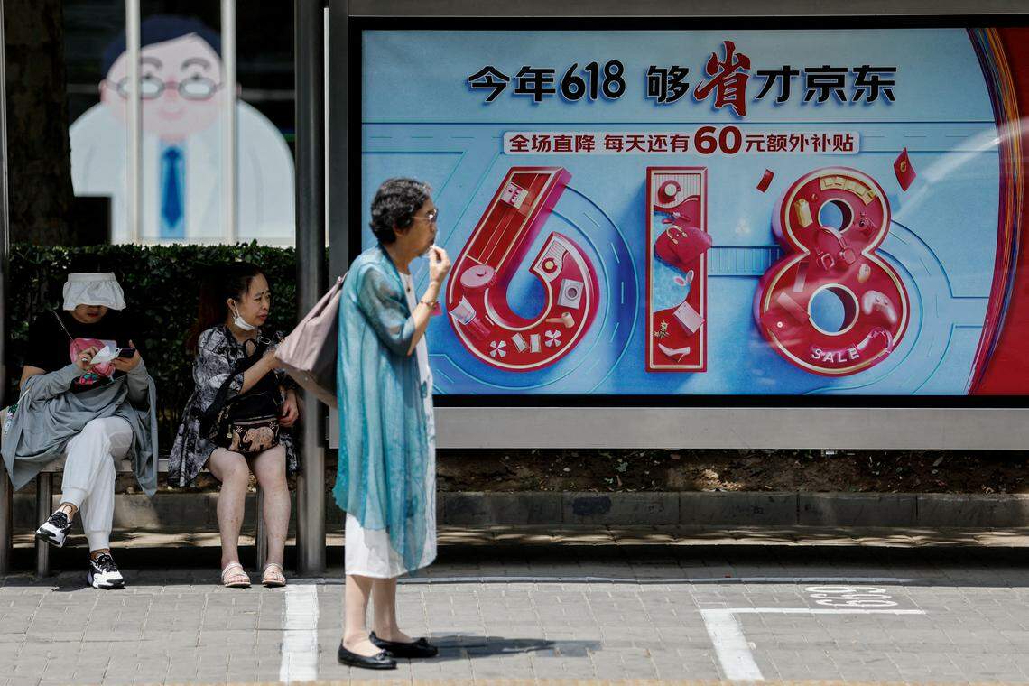 京东擅长的3C等大件商品消费放缓,导致其增长尤其在零售业的表现差强人意。图为京东今年“618”购物节宣传栏。(路透社)