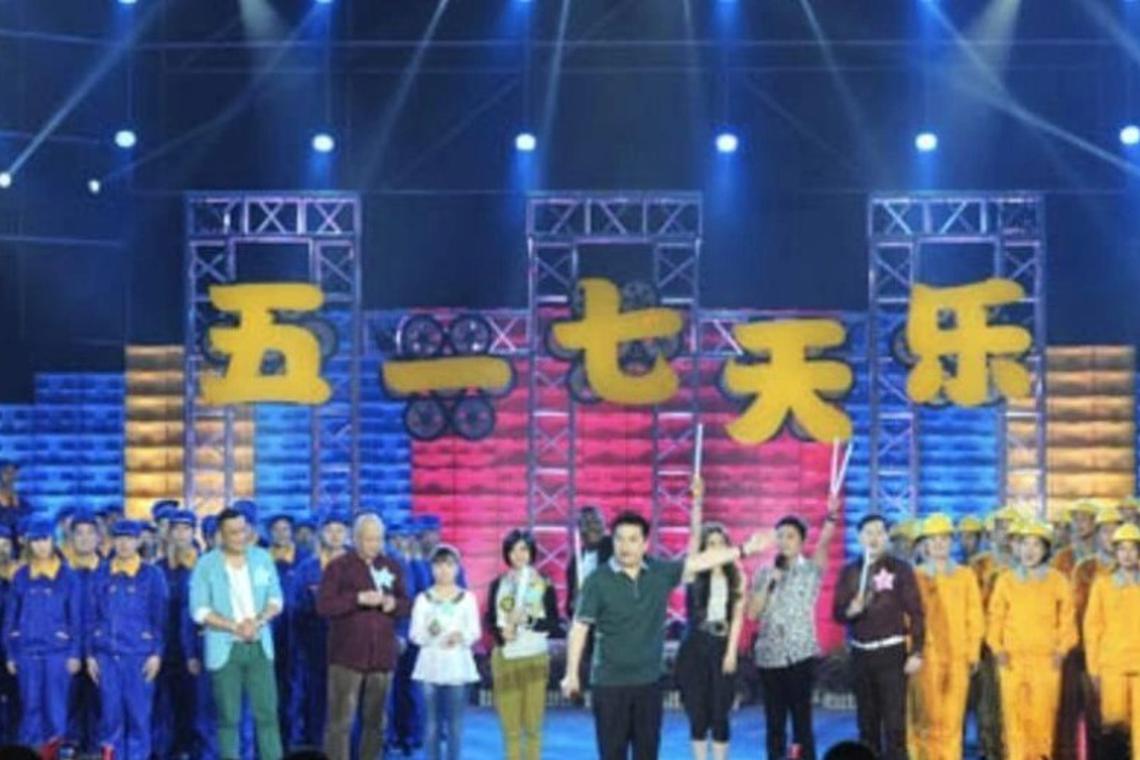为了提振经济,促进国内旅游消费,从2000年起,“五一”和“十一”成为连休七天的黄金周。图为中国央视2003年起推出的五一黄金周特别节目《五一七天乐》。之后,随着五一黄金周取消和节目主持人毕福剑被封杀,这档节目也销声匿迹。(互联网)