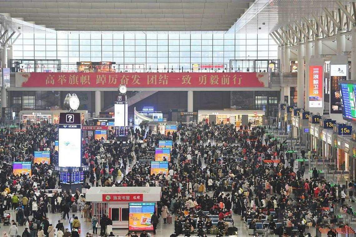 对于在外地务工的人来说,除夕不放假可能意味着无法在大年初一前赶回家乡过年。图为今年春运首日(1月7日)的铁路上海站人潮。(互联网)