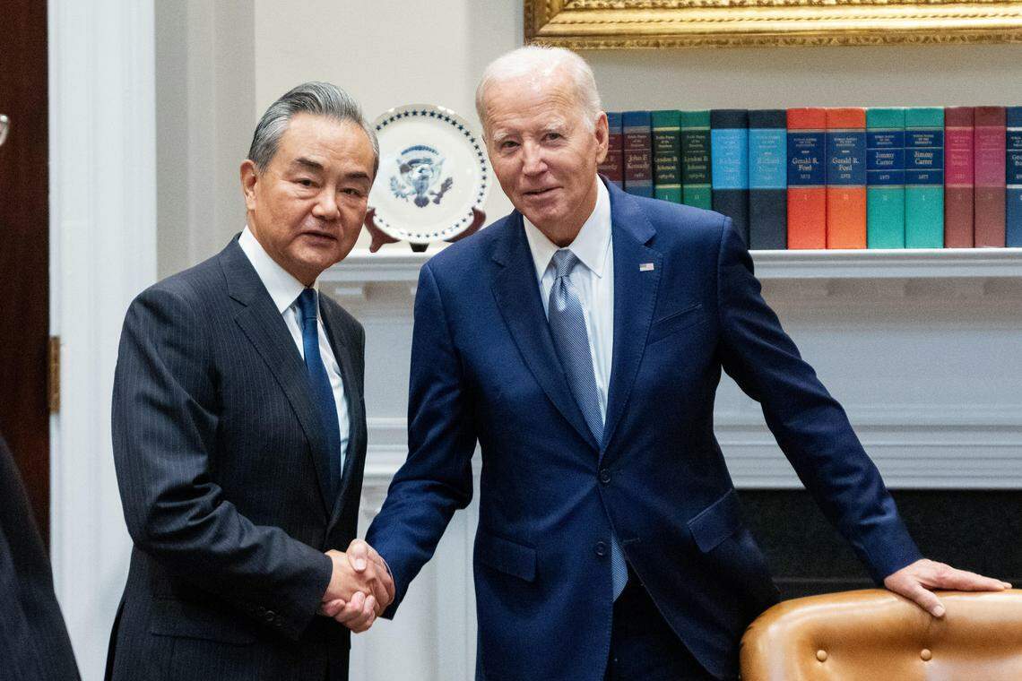 美国总统拜登(右)10月27日在白宫会见中国外长王毅。(新华社)