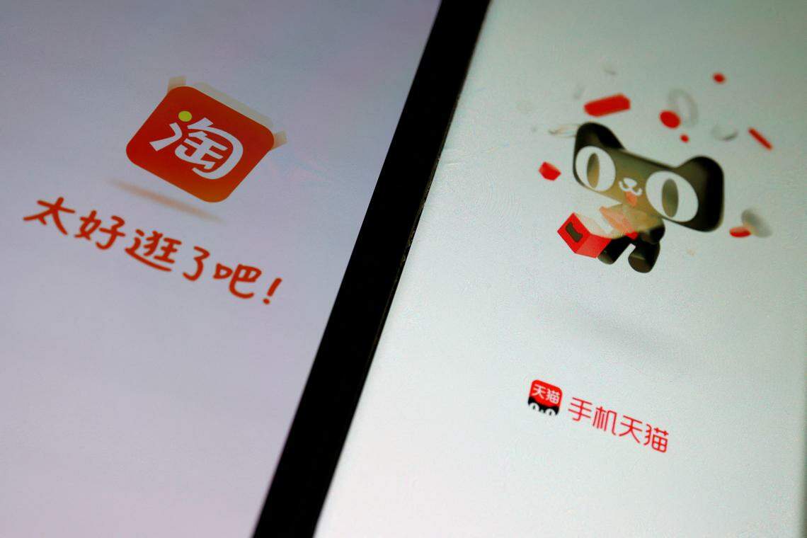 阿里巴巴据报要求商家在天猫和淘宝商家上推出的产品,必须是所有平台中的最低价,否则会面临失去流量资源和活动参与者支持的风险,甚至被踢出平台外。图为阿里巴巴旗下电商平台淘宝和天猫的手机界面。(路透社)