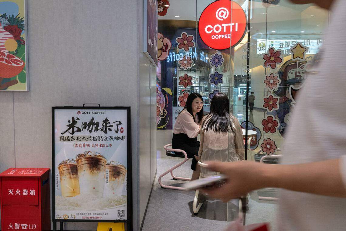 库迪凭借低价优势快速扩张,创立不到一年时间内就在中国开设5800多家门店,每家店日均销量超过400杯。(互联网)