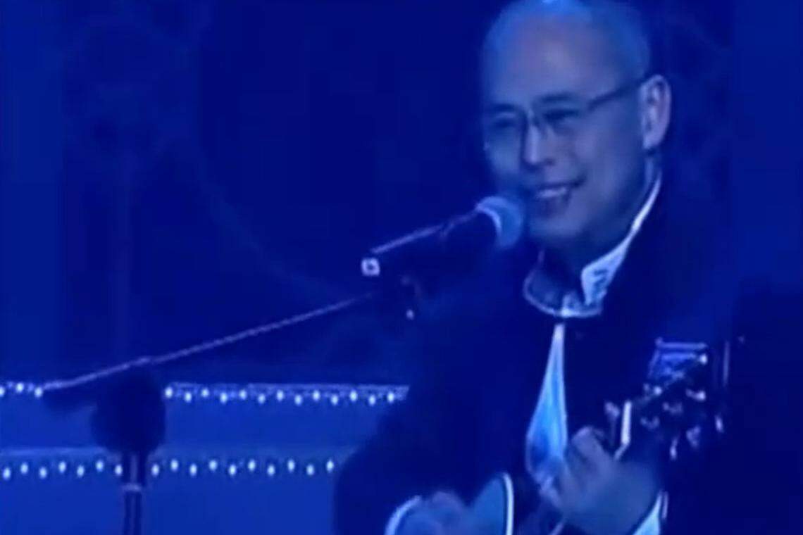 陈小钢有“摇滚书记”、“才艺书记”的称呼。他曾在2011年的黄埔区“春晚”上以一袭黑衣自弹自唱《传奇》引起关注。(互联网)
