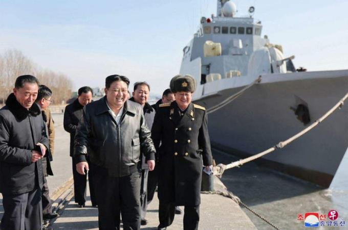 金正恩视察南浦造船厂 强调加强备战