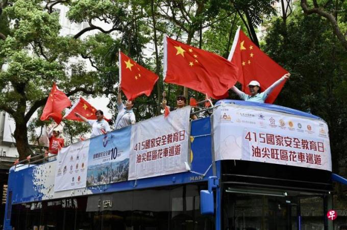 港澳办主任夏宝龙:香港的繁荣不是几篇文章就能唱衰