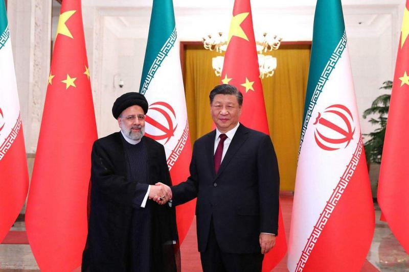中国国家主席习近平(右)2023年2月14日在北京欢迎伊朗总统莱希到访。(法新社档案照)
