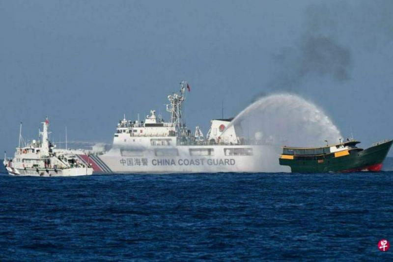 中国海警船今年3月5日在南中国海有争议的仁爱礁附近水域,向菲律宾补给船(右)发射水炮。(法新社档案照)