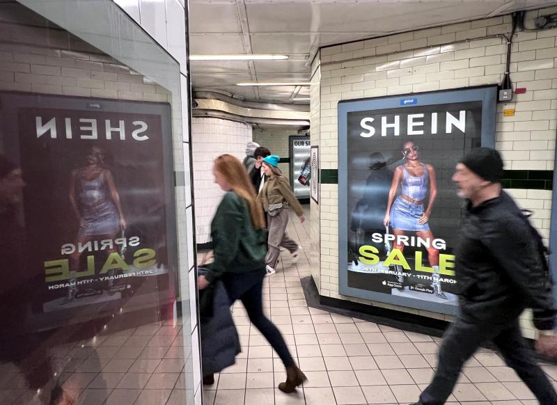 快时尚电商SHEIN(希音)3月8日在英国伦敦地铁站内展示的广告。SHEIN是中国出海“四小龙”电商平台之一。(路透社)