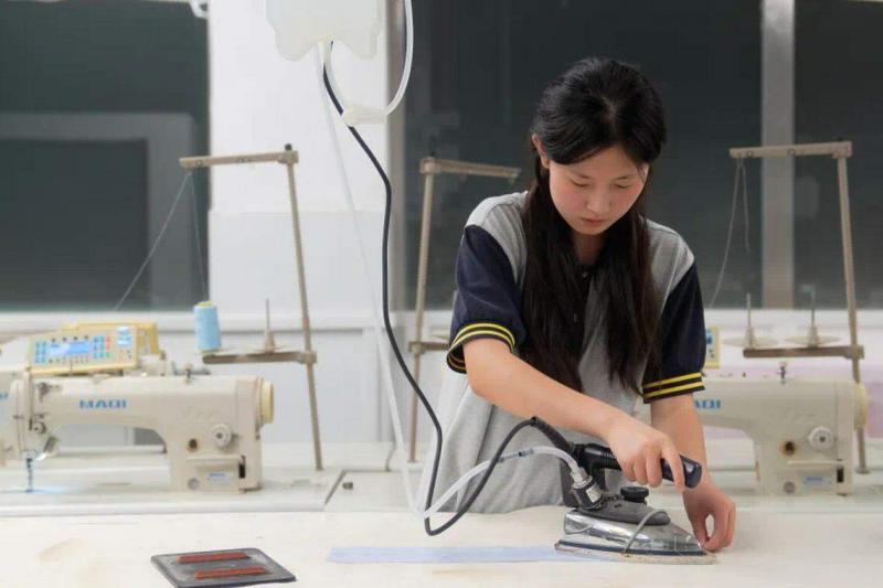 学习服装设计的姜萍说:“如果学习服装设计是我的plan a,那探索数学世界便是我的plan b,希望我的plan b也能被看见。”(阿里巴巴)