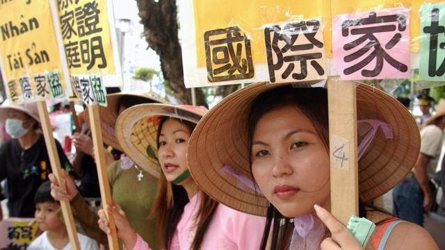 2007年,数百名外籍配偶聚集在台湾立法院外,呼吁政府应废除移民法规中"具有阶级歧视的财力证明规定"