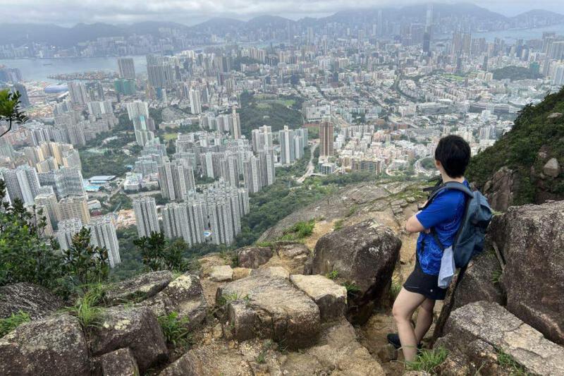 狮子山是香港著名山峰及地标,也是香港精神的象征。图为民众站在狮子山瞭望山脚下的高楼大厦。(海峡时报)