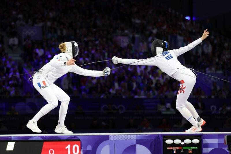 江旻憓(右)星期天(7月28日)战胜法国对手,获得巴黎奥运会击剑女子个人重剑金牌,这也是巴黎奥运会中香港代表团首金。(中新社)