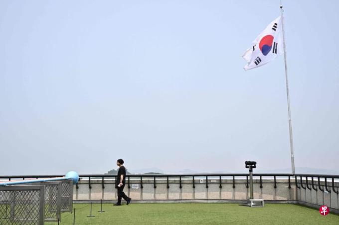 韩国:一朝鲜人越过汉江逃到韩国