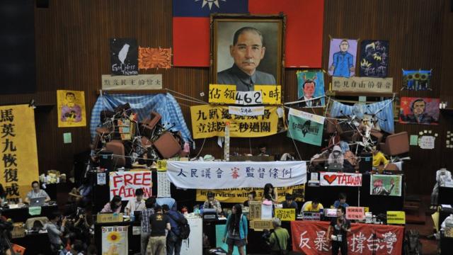 2014年4月5日,台湾抗议示威者占据议会场地23天。
