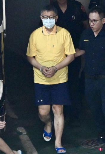 柯文哲上周被羁押后首现身 穿短裤拖鞋应讯
