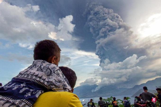 印尼勒沃托比火山再喷发 火山灰柱高达万米