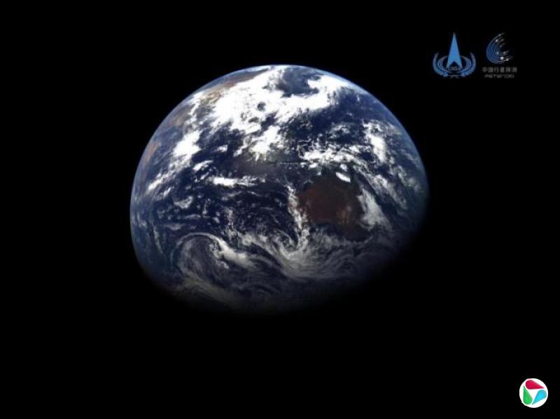中国发布天问二号探测器拍摄的地月影像图
