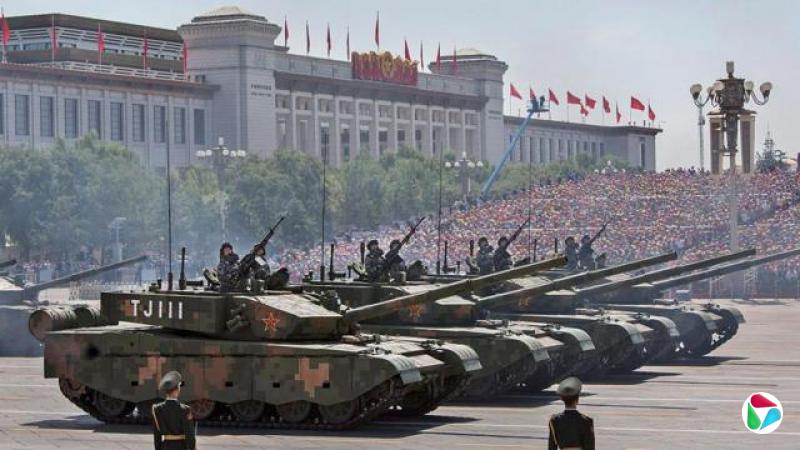 2015年9月3日,在中国北京的阅兵仪式上,中国士兵乘坐坦克经过天安门广场和故宫前。
