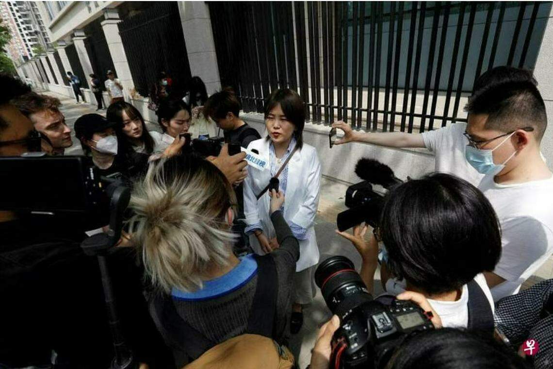 中国首例单身女性冻卵案二审今年5月9日在北京市第三中级人民法院开庭。图为当事人当天在法庭外接受媒体采访。 (路透社)