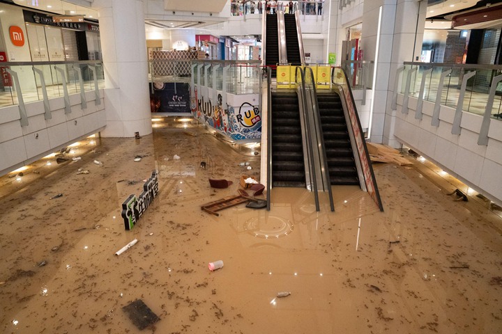 香港黄大仙的一家商场地下层被夹杂着黄泥的污水完全淹没。(法新社)