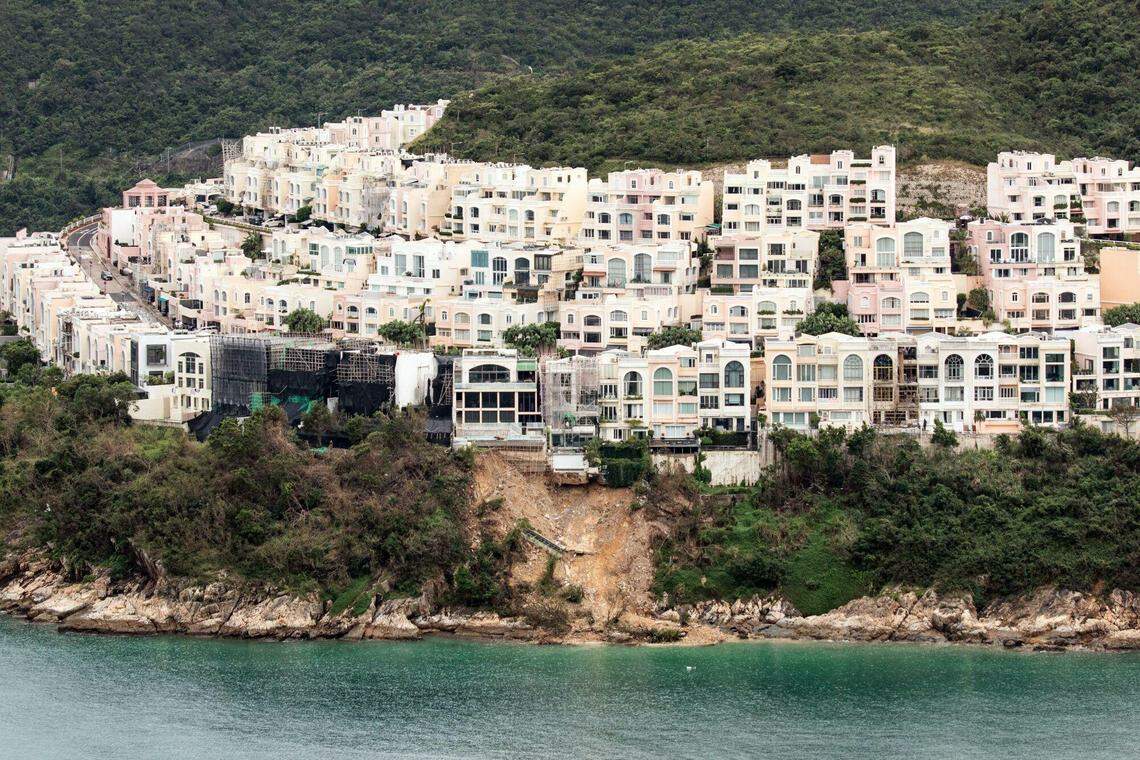 据港媒调查,涉嫌僭建的红山半岛豪宅可能超过35栋。(彭博社)