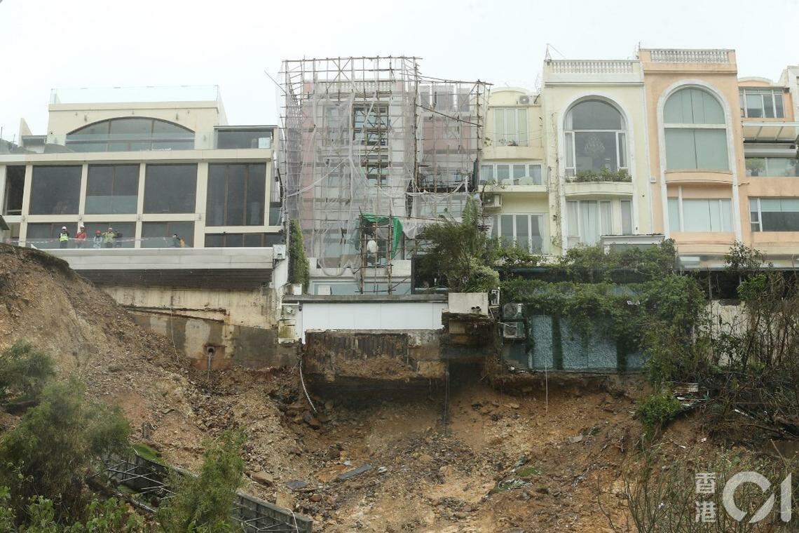 香港红山半岛72号豪宅被指往地下僭建了两层楼,并向外扩建泳池,还霸占公共用地建花园。受山泥冲刷后,72号豪宅地基曝露在悬崖边。(香港01)