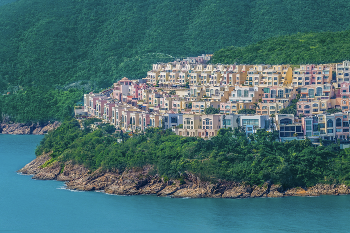 港岛大潭豪宅屋苑红山半岛建于1990年代初期,目前越有40栋独立屋正开放出售。售价介于7000万至1.5亿港元之间。(互联网)