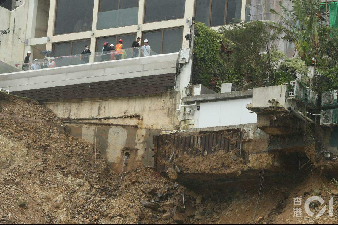 受山泥冲刷后,香港红山半岛72号豪宅地基曝露在悬崖边,与斜坡接驳位置的铁枝弯曲变形,没有泥土支撑,存在崩塌风险。(香港01)
