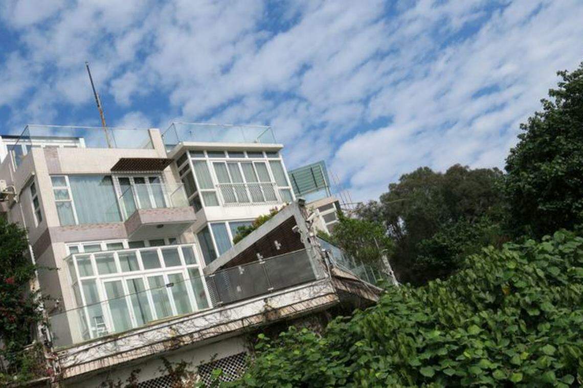 郑若骅位于香港屯门海旁的大宅,2018年被揭露存在多处僭建,包括扩建地库、天台屋、改建围栏和外墙、在花园加建水池等。(互联网)