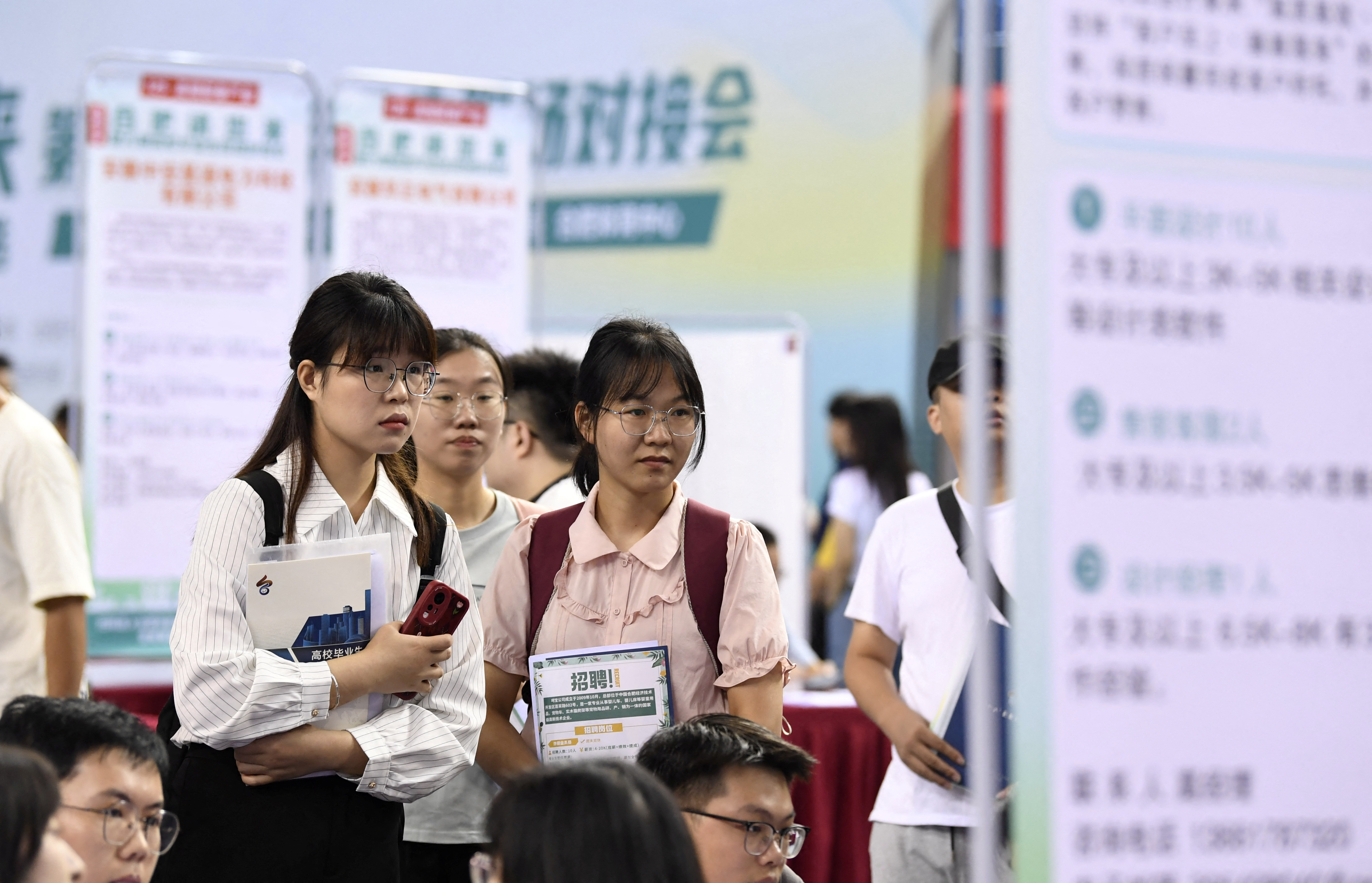 今年中国青年就业形势严峻。图为9月4日,大学应届生在安徽合肥市参与一个招聘会。(路透社)