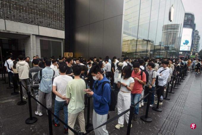 苹果iPhone15正式发售首日 中国门店依旧排长队