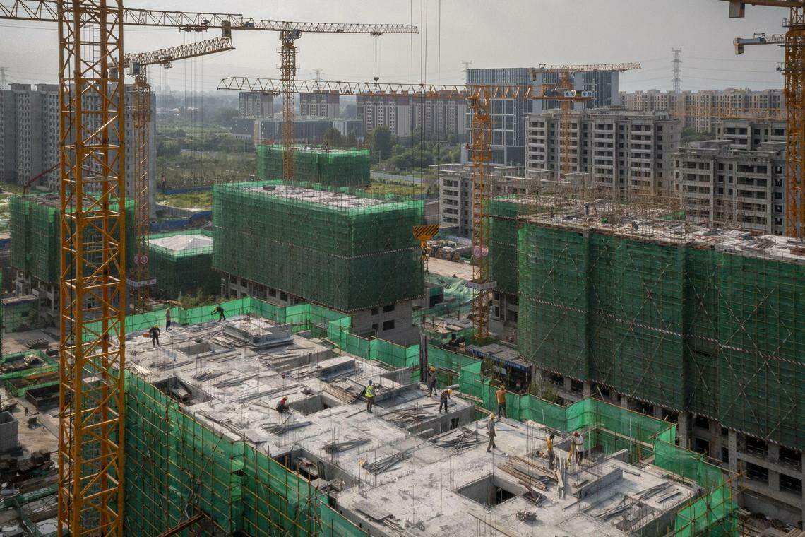 2021年恒大首次出现美元债违约,同年9月融资平台恒大财富因资金链断裂爆雷,各地也纷纷出现无法完成修建交付的烂尾楼。图为2022年7月,恒大在北京的一处烂尾楼。(彭博社)
