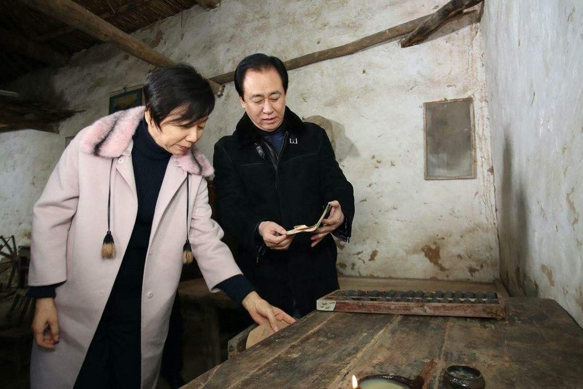中国网民质疑许家印通过“技术性离婚”转移财产、切割债务。图为许家印和丁玉梅2018年回到河南省周口市太康县老家。((互联网))