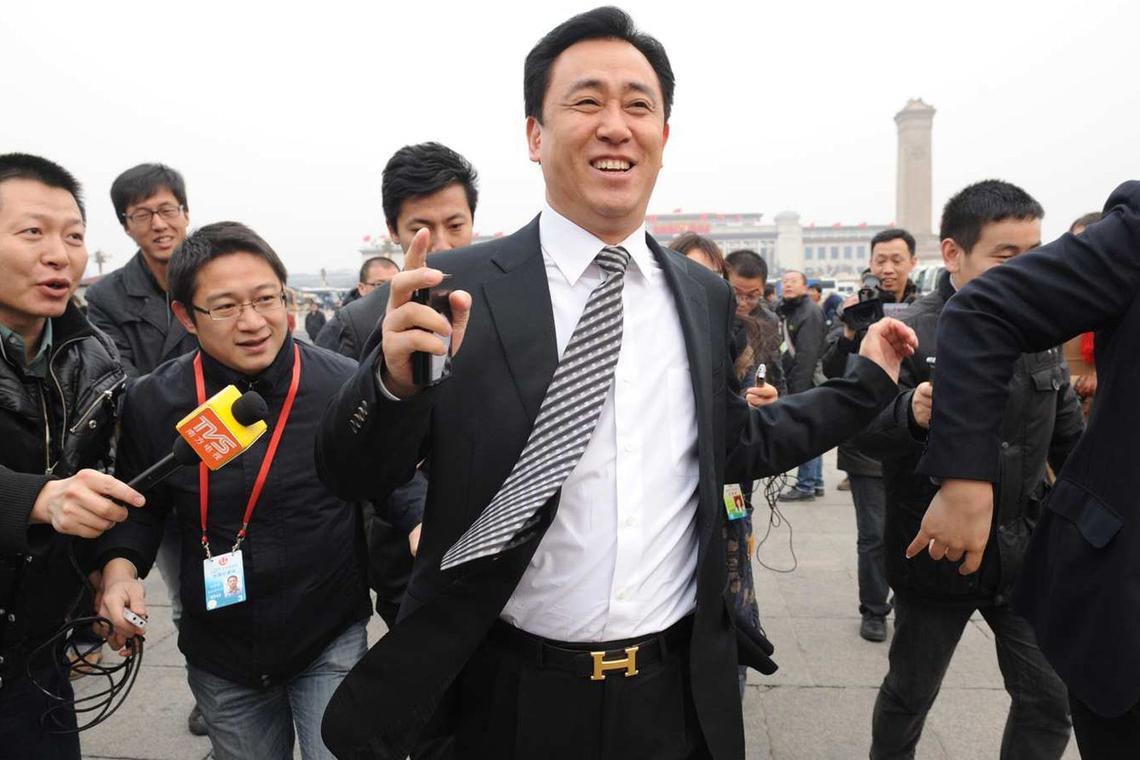 2012年3月3日,许家印赶赴政协年会开幕,他笑容满面一路小跑,系在腰上的爱马仕皮带引人注目。(互联网)