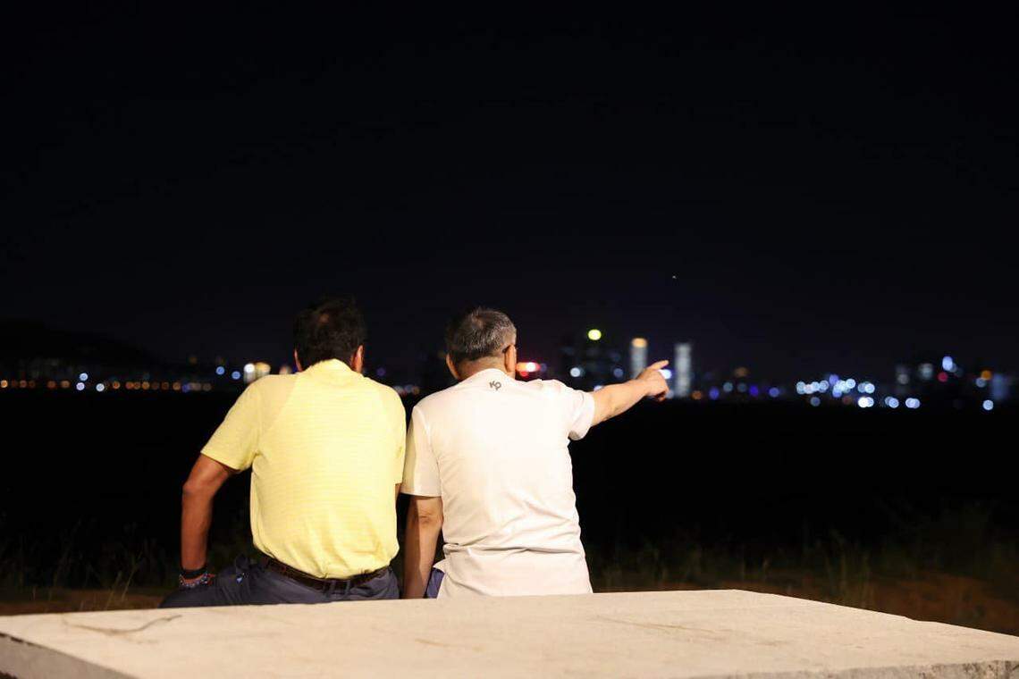 郭台铭(左)5月30日深夜在脸书贴出与柯文哲在金门烈屿看海聊天的照片,对岸不远处是中国大陆的厦门。(郭台铭脸书)